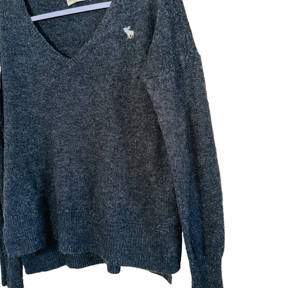 Abercrombie & Fitch V-Neck Wool blend Oversized Sweater ‎ - Women's - Picture 2 of 6